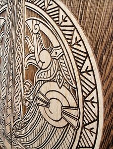 GUNGNIR NÁSTĚNNÁ DEKORACE 45CM DUB PÁLENÝ - DŘEVĚNÉ OBRAZY - HOME DECOR