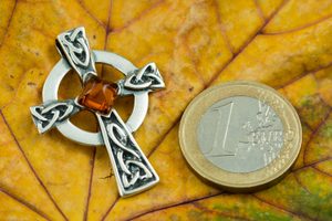 KELTSKÝ KŘÍŽ, STŘÍBRNÝ PŘÍVĚSEK S JANTAREM, AG 925 - ŠPERKY S JANTAREM - STŘÍBRNÉ ŠPERKY