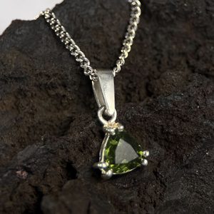 TRIANGULAR, STŘÍBRNÝ PŘÍVĚSEK S VLTAVÍNEM 7X7 MM, AG 925 - ŠPERKY S VLTAVÍNY - STŘÍBRNÉ ŠPERKY