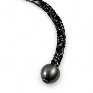 KOVANÝ TORQUES UKONČENÝ KULIČKAMI - KOVANÉ VÝROBKY - KOVÁŘSTVÍ A MINCE