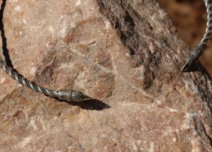 VRÁNA, STŘÍBRNÝ TORQUES, AG 925 - TORQUESY - STŘÍBRNÉ ŠPERKY