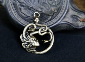 MEDUSA, ANTICKÝ TALISMAN, ZINEK, STAROSTŘÍBRO - VŠECHNY AMULETY, VLASTNÍ VÝROBA{% if kategorie.adresa_nazvy[0] != zbozi.kategorie.nazev %} - ŠPERKY - BRONZ, ZINEK, BIŽUTERIE{% endif %}