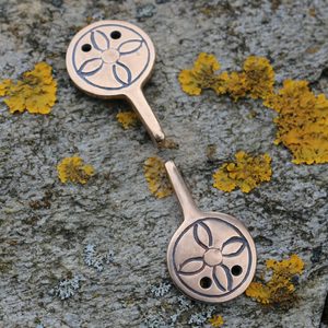 HÁČKY NA OVINKY, ANGLIE, X. STOLETÍ BRONZ - BROŽE A KNOFLÍKY - ŠPERKY