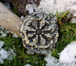 AEGISHJÁLMUR - RUNOVÝ KRUH ISLAND, ZINEK STAROMOSAZ - VIKINGSKÉ AMULETY - ŠPERKY