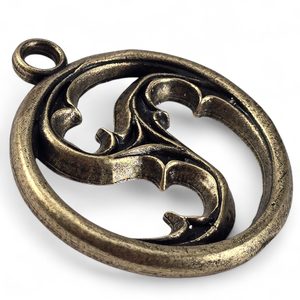 GOTICKÝ TRISKEL, OKNO KATEDRÁLY, PŘÍVĚSEK, ZINEK, STAROMOSAZ - STŘEDOVĚKÉ AMULETY - ŠPERKY