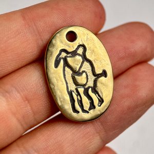 ELSKERE, MILENCI, SKALNÍ RYTINA TANUM, ŠVÉDSKO, MOSAZNÝ AMULET - PŘÍVĚSKY - ŠPERKY