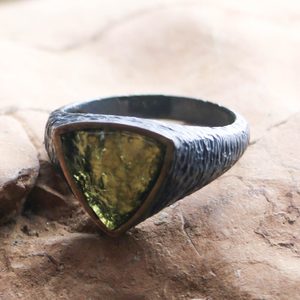 TRANGLE STŘÍBRNÝ PRSTEN S VLTAVÍNEM, AG 925 - ŠPERKY S VLTAVÍNY - STŘÍBRNÉ ŠPERKY