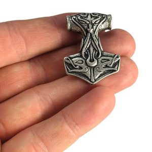 VIKINGSKÝ PŘÍVĚŠEK THOROVO KLADIVO, TÓR, STAROSTŘÍBRO - VIKINGSKÉ AMULETY - ŠPERKY