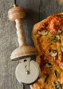 Roulette à pizza en forme de glaive romain