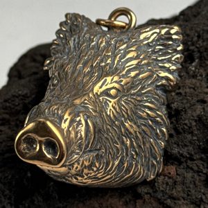DIVOČÁK - KANEC, MASIVNÍ AMULET KANČÍ HLAVA BRONZ - PŘÍVĚSKY - ŠPERKY