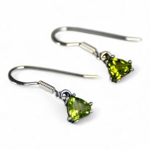 TRIANGULAR, STŘÍBRNÉ NÁUŠNICE S PERIDOTEM, AG 925 - NÁUŠNICE - STŘÍBRNÉ ŠPERKY