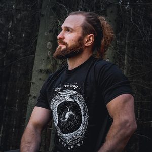 UROBOROS, PÁNSKÉ TRIČKO ČERNOBÍLÉ - TRIČKA PÁNSKÁ - MÓDA