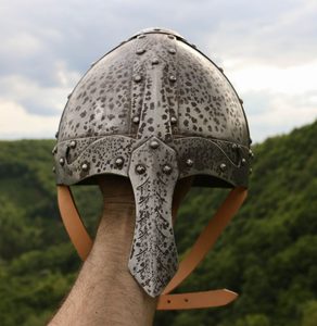 NORMANSKÁ PŘILBA, OPATINOVANÁ, ZDOBENÝ NÁNOSNÍK 1.5MM - VIKINSKÉ PŘILBY - ZBROJE