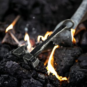SEKERA, KOVANÝ PŘÍVĚSEK - KOVANÉ VÝROBKY - KOVÁŘSTVÍ A MINCE