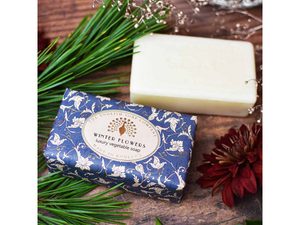 ENGLISH SOAP COMPANY VÁNOČNÍ TUHÉ MÝDLO ZIMNÍ KVĚTY - ŠEŘÍK, YLANG YLANG & RŮŽE, 190G - MÝDLA - HOME DECOR