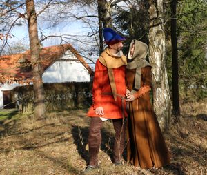 KUKLA STŘEDOVĚKÁ SE LNĚNOU PODŠÍVKOU, XIV. STOLETÍ - PÁNSKÉ ODĚVY - MÓDA