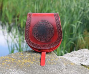 VENDEL, VIKINGSKÁ KOŽENÁ BRAŠNA, ČERVENÁ - BRAŠNY Z KŮŽE - SEDLÁŘSTVÍ