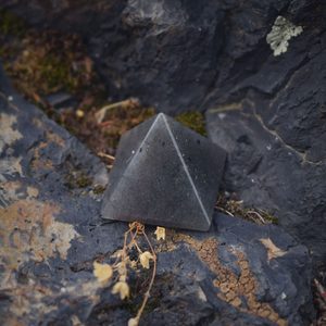 PYRAMIDY SEDMI ČAKER - DEKORAČNÍ MINERÁLY, HORNINY{% if kategorie.adresa_nazvy[0] != zbozi.kategorie.nazev %} - VLTAVÍNY, FOSÍLIE, MINERÁLY{% endif %}