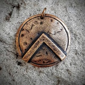 SPARTA, SPARTSKÝ ŠTÍT, PŘÍVĚŠEK, STAROMOSAZ - STŘEDOVĚKÉ AMULETY - ŠPERKY