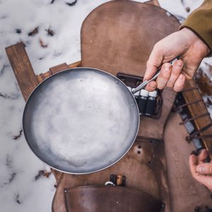 BUSHCRAFT SADA V KOŽENÉM OBALU - PÁNEV 23 CM, VIDLIČKA, SADA KOŘENEK, KŘESADLO - OSTATNÍ BUSHCRAFT VÝROBKY - TÁBOŘENÍ A ŘEMESLA