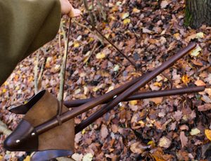 KOŽENÁ SKLÁDACÍ TROJNOŽKA - OSTATNÍ BUSHCRAFT VÝROBKY - TÁBOŘENÍ A ŘEMESLA