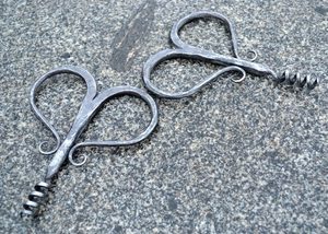 KOVANÁ VÝVRTKA NA VÍNO - KOVANÉ VÝROBKY - KOVÁŘSTVÍ A MINCE