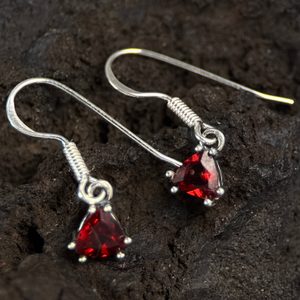 TRIANGULAR, STŘÍBRNÉ NÁUŠNICE S GRANÁTEM, AG 925 - NÁUŠNICE - STŘÍBRNÉ ŠPERKY