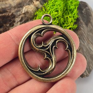 GOTICKÝ TRISKEL, OKNO KATEDRÁLY, PŘÍVĚSEK, ZINEK, STAROMOSAZ - STŘEDOVĚKÉ AMULETY - ŠPERKY