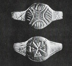 KŘÍŽ, STŘEDOVĚKÝ PRSTEN, XIII. STOLETÍ, STŘÍBRO 925/1000 - PRSTENY - STŘÍBRNÉ ŠPERKY