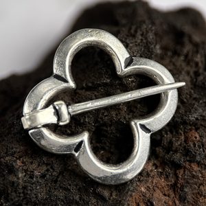 STŘEDOVĚKÁ BROŽ, KOSTÝMOVÁ, BRONZ, POSTŘÍBŘENÁ - BROŽE A KNOFLÍKY - ŠPERKY