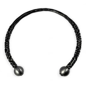 KOVANÝ TORQUES UKONČENÝ KULIČKAMI - KOVANÉ VÝROBKY - KOVÁŘSTVÍ A MINCE