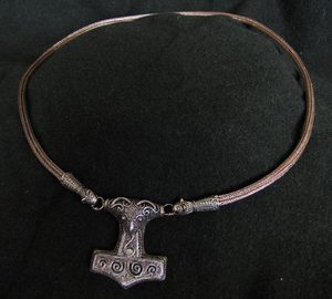 VIKING KNIT - NÁHRDELNÍK THOROVO KLADIVO, BRONZ - NÁHRDELNÍKY - ŠPERKY