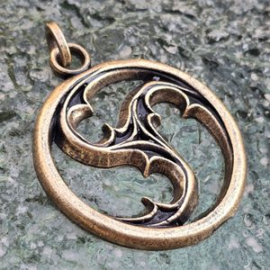 GOTICKÝ TRISKEL, OKNO KATEDRÁLY, PŘÍVĚSEK, ZINEK, STAROMOSAZ - STŘEDOVĚKÉ AMULETY - ŠPERKY