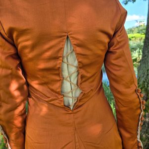 SPODNÍ ŠATY, 2. POLOVINA 14. STOLETÍ - NIŽŠÍ ŠLECHTIČNA / BOHATŠÍ MĚŠŤANKA - DÁMSKÉ ODĚVY - MÓDA