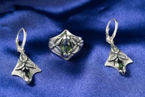 SHAMROCK, STŘÍBRNÉ NÁUŠNICE, VLTAVÍN, AG 925 - NÁUŠNICE - STŘÍBRNÉ ŠPERKY