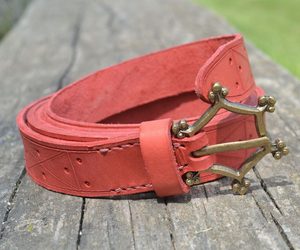 GOTICKÝ OPASEK, ČERVENÝ - OPASKY Z KŮŽE - SEDLÁŘSTVÍ