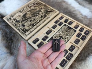 ODIN - SADA RUN FUTHARK A DÁRKOVÁ KAZETA - RUNY - ŠPERKY