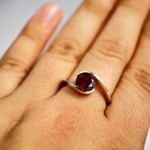 THEBES, PRSTEN, GRANÁT STŘÍBRO 925/1000 - PRSTENY - STŘÍBRNÉ ŠPERKY