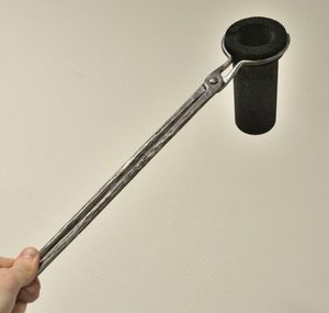 KLEŠTĚ K TAVÍCÍ PECI PRO GRAFITOVÝ KELÍMEK - PŘÍSLUŠENSTVÍ PRO TAVENÍ - ARCHIV