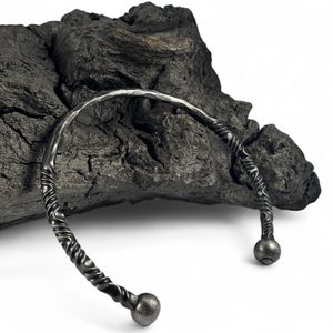 KOVANÝ TORQUES UKONČENÝ KULIČKAMI - KOVANÉ VÝROBKY - KOVÁŘSTVÍ A MINCE