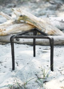 TROJNOŽKA, JEDNODUCHÝ STOJAN NA VAŘENÍ, RUČNĚ KOVANÝ - HISTORICKÁ KUCHYNĚ - TÁBOŘENÍ A ŘEMESLA