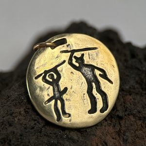KRIGER, VÁLEČNICKÝ AMULET, SKALNÍ RYTINA TANUM, ŠVÉDSKO, MOSAZ - PŘÍVĚSKY - ŠPERKY