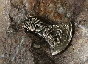 VIKINGSKÁ SEKERA, BRONZOVÝ TALISMAN - VIKINGSKÉ AMULETY{% if kategorie.adresa_nazvy[0] != zbozi.kategorie.nazev %} - ŠPERKY - BRONZ, ZINEK, BIŽUTERIE{% endif %}