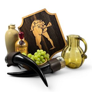 HOSPODA DÍRA, DŘEVĚNÝ ŠTÍT NA STĚNU, KINGDOM COME: DELIVERANCE 2 - KINGDOM COME: DELIVERANCE II