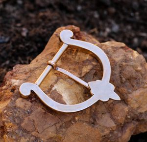 SPONA NA PÁSEK FLEUR DE LIS, STŘEDOVĚK - BRONZ - OPASKOVÉ SPONY - ŠPERKY