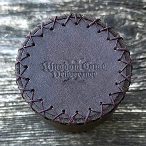 FARKLE HRACÍ KOSTKY S KELÍMKEM, KINGDOM COME: DELIVERANCE, OFICIÁLNÍ MERCH - KINGDOM COME: DELIVERANCE II
