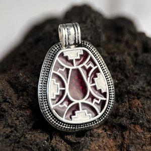 CLOISONNÉ - MEROVEJSKÝ PŘÍVĚSEK, STŘÍBRNÁ BARVA - PŘÍVĚSKY - ŠPERKY