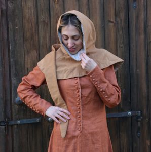 KUKLA STŘEDOVĚKÁ SE LNĚNOU PODŠÍVKOU, XIV. STOLETÍ - PÁNSKÉ ODĚVY - MÓDA