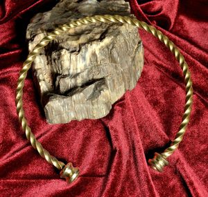 PEČETÍTKOVÝ KROUCENÝ TORQUES, MOSAZ - KOVANÉ ŠPERKY - ŠPERKY