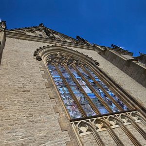 GOTICKÝ TRISKEL, OKNO KATEDRÁLY, PŘÍVĚSEK, ZINEK, STAROMOSAZ - STŘEDOVĚKÉ AMULETY - ŠPERKY